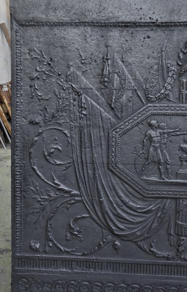 Grande plaque de cheminée ancienne en fonte inspirée du Serment des Horaces de David, première moitié du XIXème siècle Grande plaque de cheminée ancienne en fonte inspirée du Serment des Horaces de David, première moitié du XIXème siècle-3