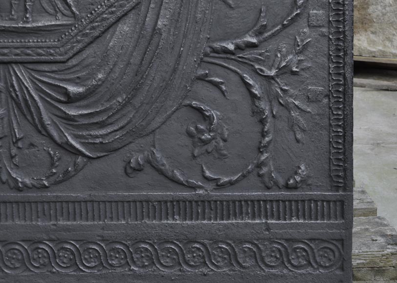 Grande plaque de cheminée ancienne en fonte inspirée du Serment des Horaces de David, première moitié du XIXème siècle Grande plaque de cheminée ancienne en fonte inspirée du Serment des Horaces de David, première moitié du XIXème siècle-4