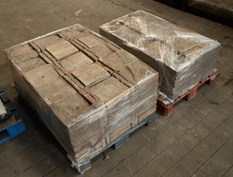 Sol du XVIIIe siècle, composé de dalles de terre crue Sol du XVIIIe siècle, composé de dalles de terre crue-5