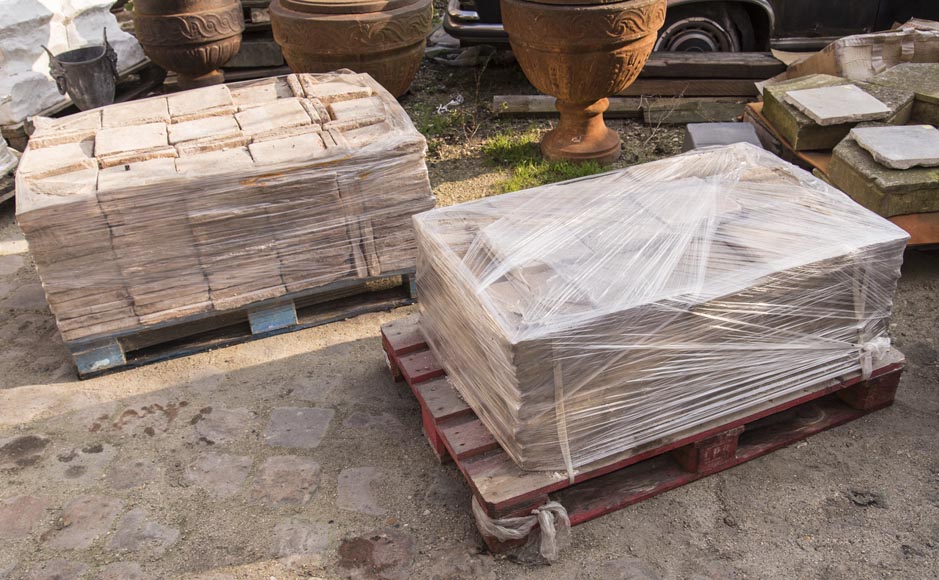 Sol du XVIIIe siècle, composé de dalles de terre crue Sol du XVIIIe siècle, composé de dalles de terre crue-6