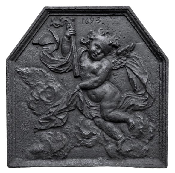 Plaque de cheminée ancienne datée 1693 au putto ailé tenant une torche Plaque de cheminée ancienne datée 1693 au putto ailé tenant une torche-0