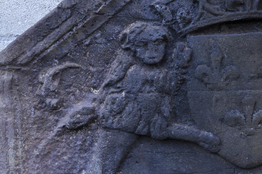 Plaque de cheminée ancienne aux armes de France et aux lions, XVIIème siècle Plaque de cheminée ancienne aux armes de France et aux lions, XVIIème siècle-2