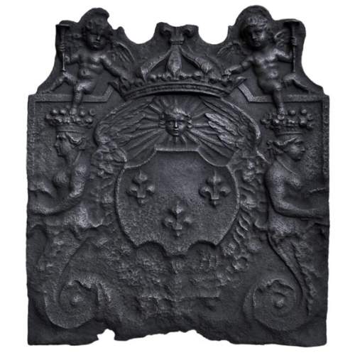 Plaque de cheminée ancienne aux armes de France et au riche décor avec Cupidons, XVIIème siècle