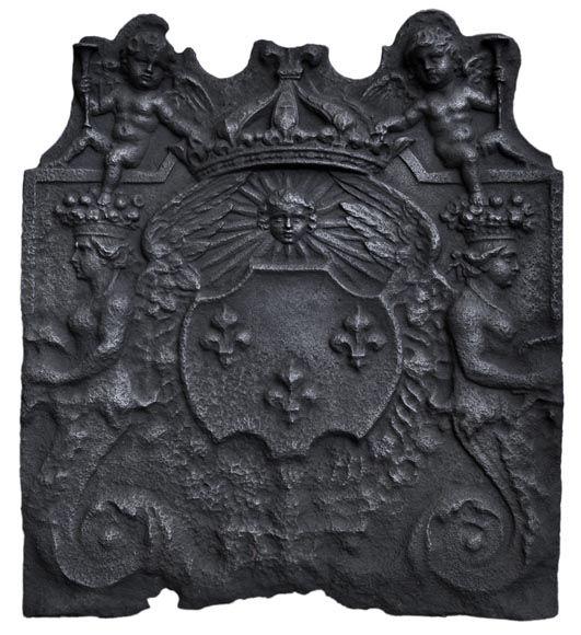 Plaque de cheminée ancienne aux armes de France et au riche décor avec Cupidons, XVIIème siècle Plaque de cheminée ancienne aux armes de France et au riche décor avec Cupidons, XVIIème siècle-0