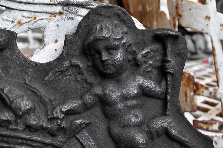 Plaque de cheminée ancienne aux armes de France et au riche décor avec Cupidons, XVIIème siècle Plaque de cheminée ancienne aux armes de France et au riche décor avec Cupidons, XVIIème siècle-4