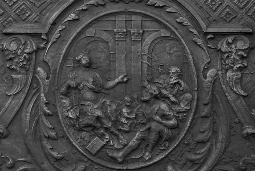 Grande plaque de cheminée ancienne de style Louis XV représentant Diane et les sages, XVIIIème siècle Grande plaque de cheminée ancienne de style Louis XV représentant Diane et les sages, XVIIIème siècle-1