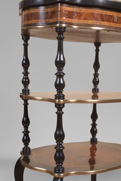 Julien-Nicolas RIVART (1802-1867) - Petit chevet à décor de glycines en marqueterie de porcelaine Julien-Nicolas RIVART (1802-1867) - Petit chevet à décor de glycines en marqueterie de porcelaine-2