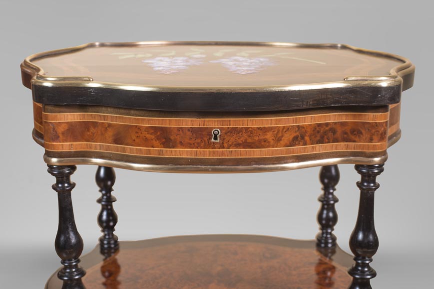 Julien-Nicolas RIVART (1802-1867) - Petit chevet à décor de glycines en marqueterie de porcelaine Julien-Nicolas RIVART (1802-1867) - Petit chevet à décor de glycines en marqueterie de porcelaine-3