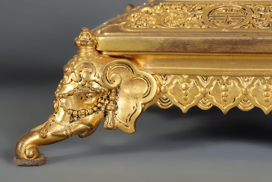 Ferdinand BARBEDIENNE (attribuée à) - Garniture en bronze doré dans le goût du Japon Ferdinand BARBEDIENNE (attribuée à) - Garniture en bronze doré dans le goût du Japon-9