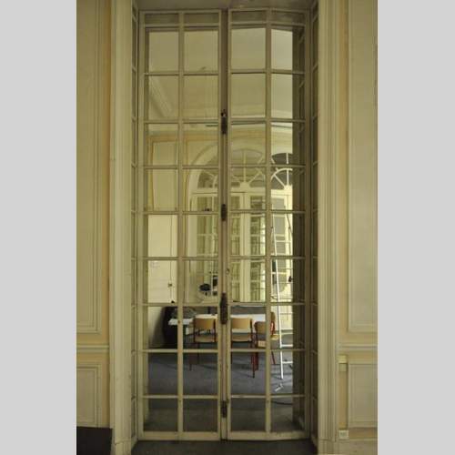 Trois paires de volets d'intérieurs en métal ornés de miroirs