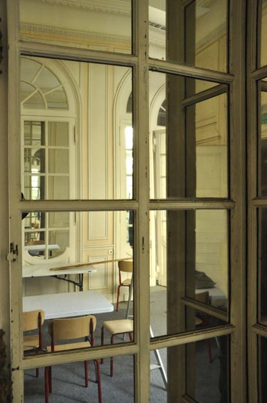 Trois paires de volets d'intérieurs en métal ornés de miroirs  Trois paires de volets d'intérieurs en métal ornés de miroirs -3