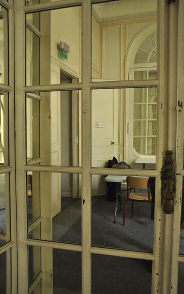 Trois paires de volets d'intérieurs en métal ornés de miroirs  Trois paires de volets d'intérieurs en métal ornés de miroirs -4