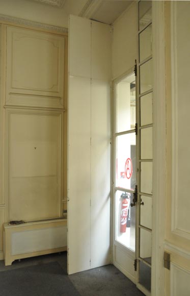 Trois paires de volets d'intérieurs en métal ornés de miroirs  Trois paires de volets d'intérieurs en métal ornés de miroirs -6