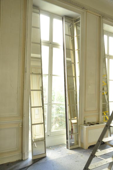 Trois paires de volets d'intérieurs en métal ornés de miroirs  Trois paires de volets d'intérieurs en métal ornés de miroirs -7