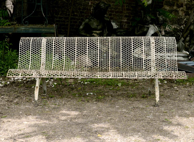 Ancien banc de jardin blanc à décor ajouré, années 1930 Ancien banc de jardin blanc à décor ajouré, années 1930-0