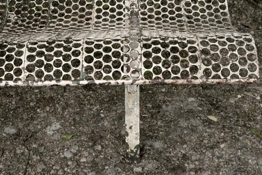 Ancien banc de jardin blanc à décor ajouré, années 1930 Ancien banc de jardin blanc à décor ajouré, années 1930-2