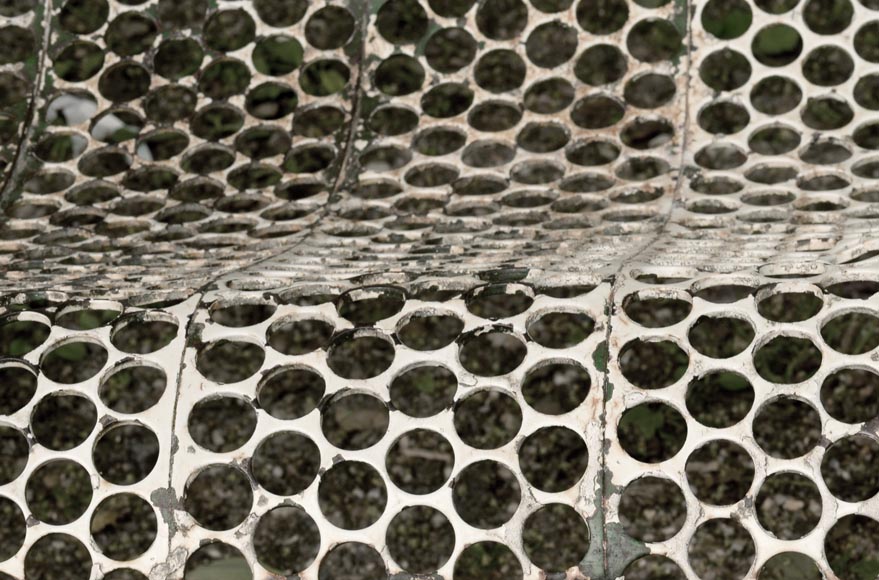 Ancien banc de jardin blanc à décor ajouré, années 1930 Ancien banc de jardin blanc à décor ajouré, années 1930-5