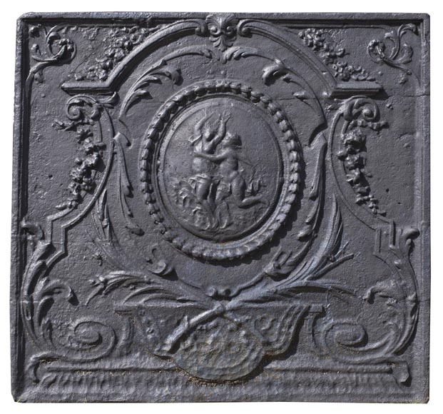 Daphné et Apollon, plaque de cheminée ancienne de style Louis XVI au décor mythologique Daphné et Apollon, plaque de cheminée ancienne de style Louis XVI au décor mythologique-0