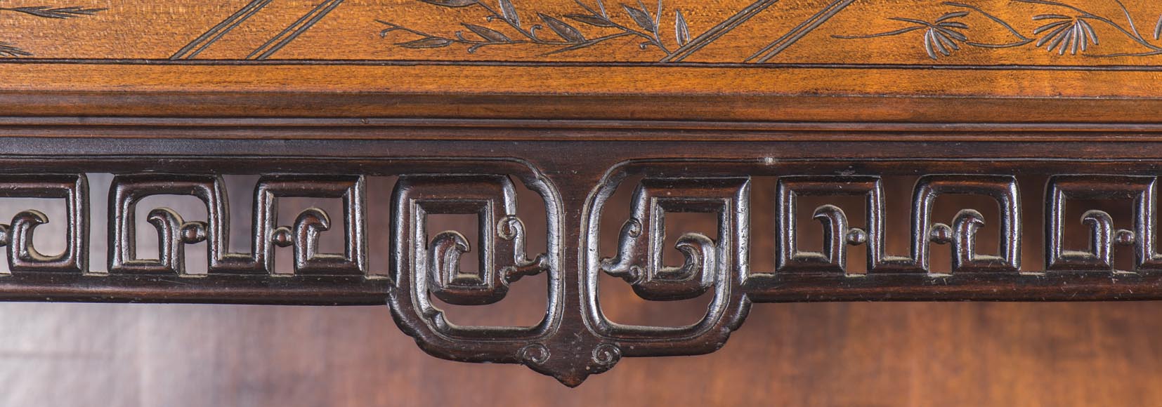 Meuble de présentation japonisant à décor d'ivoire et de laque Meuble de présentation japonisant à décor d'ivoire et de laque-3