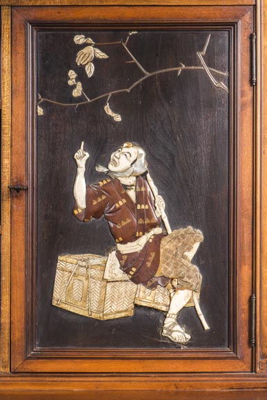 Meuble de présentation japonisant à décor d'ivoire et de laque Meuble de présentation japonisant à décor d'ivoire et de laque-5