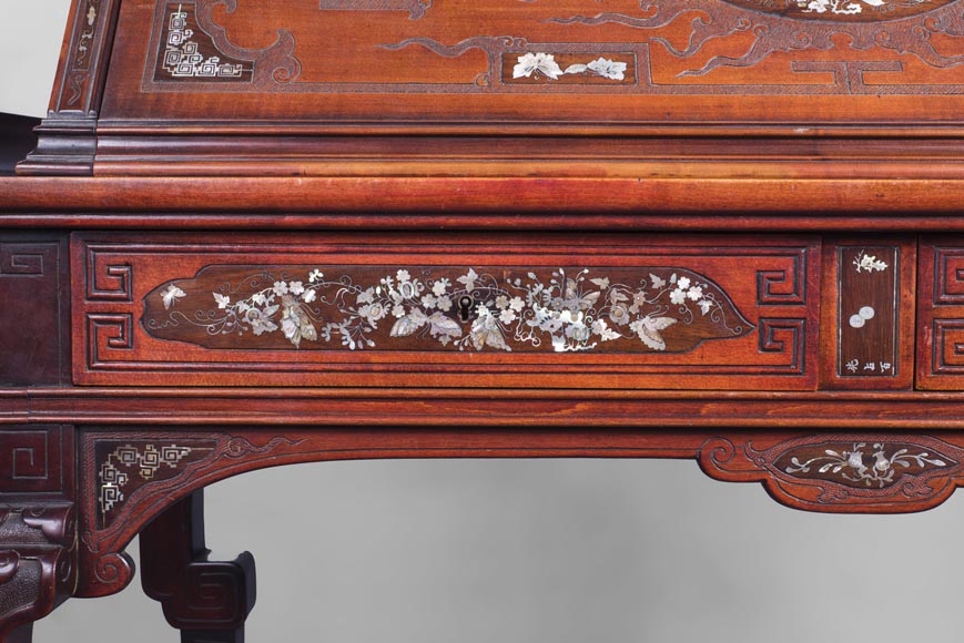 Bureau secrétaire japonisant à décor de papillons en marqueterie de nacre Bureau secrétaire japonisant à décor de papillons en marqueterie de nacre-4