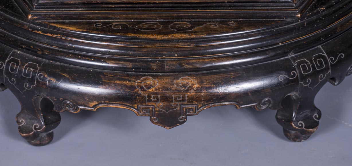 Vitrine de présentation d'inspiration extrême-orientale, de forme hexagonale Vitrine de présentation d'inspiration extrême-orientale, de forme hexagonale-2