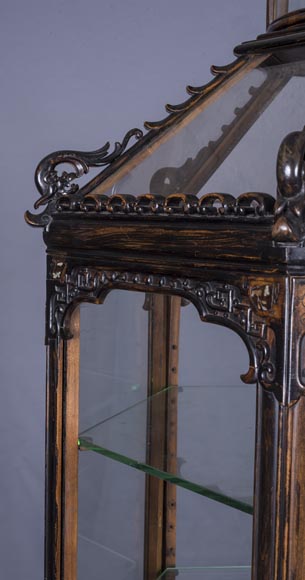 Vitrine de présentation d'inspiration extrême-orientale, de forme hexagonale Vitrine de présentation d'inspiration extrême-orientale, de forme hexagonale-3