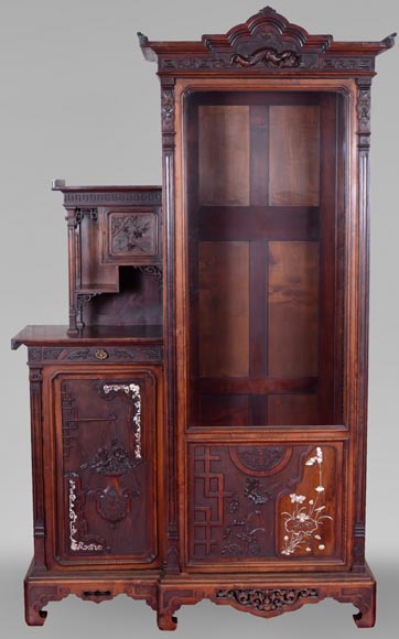 Petite armoire japonisante asymétrique à décor de vase fleuri suspendu et incrustations de nacre Petite armoire japonisante asymétrique à décor de vase fleuri suspendu et incrustations de nacre-0
