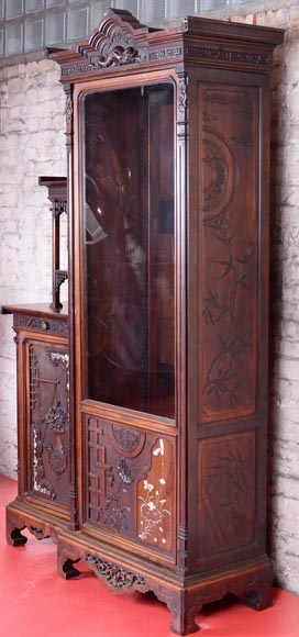 Petite armoire japonisante asymétrique à décor de vase fleuri suspendu et incrustations de nacre Petite armoire japonisante asymétrique à décor de vase fleuri suspendu et incrustations de nacre-1