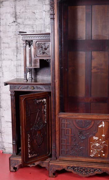 Petite armoire japonisante asymétrique à décor de vase fleuri suspendu et incrustations de nacre Petite armoire japonisante asymétrique à décor de vase fleuri suspendu et incrustations de nacre-2