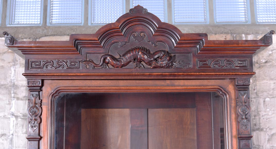 Petite armoire japonisante asymétrique à décor de vase fleuri suspendu et incrustations de nacre Petite armoire japonisante asymétrique à décor de vase fleuri suspendu et incrustations de nacre-3