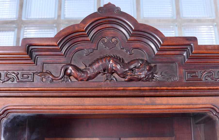 Petite armoire japonisante asymétrique à décor de vase fleuri suspendu et incrustations de nacre Petite armoire japonisante asymétrique à décor de vase fleuri suspendu et incrustations de nacre-4