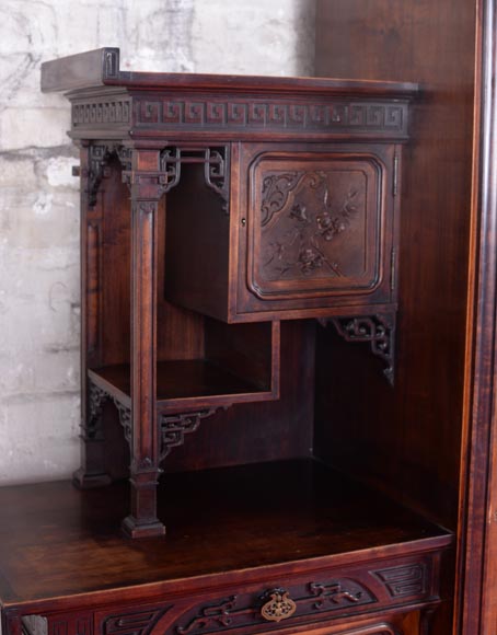 Petite armoire japonisante asymétrique à décor de vase fleuri suspendu et incrustations de nacre Petite armoire japonisante asymétrique à décor de vase fleuri suspendu et incrustations de nacre-7