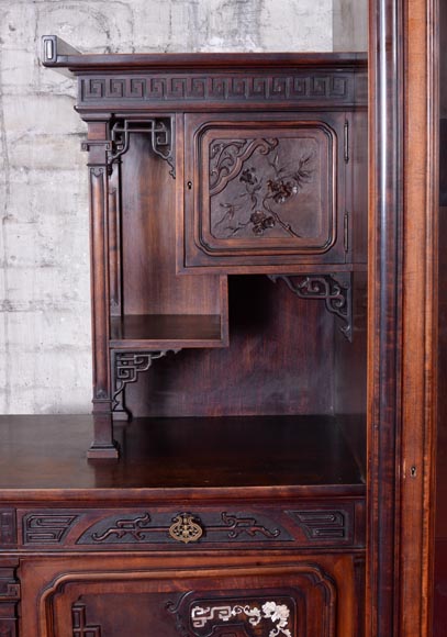 Petite armoire japonisante asymétrique à décor de vase fleuri suspendu et incrustations de nacre Petite armoire japonisante asymétrique à décor de vase fleuri suspendu et incrustations de nacre-8