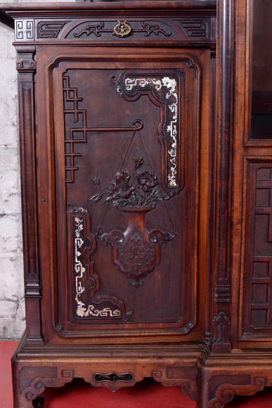 Petite armoire japonisante asymétrique à décor de vase fleuri suspendu et incrustations de nacre Petite armoire japonisante asymétrique à décor de vase fleuri suspendu et incrustations de nacre-9