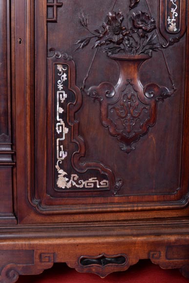 Petite armoire japonisante asymétrique à décor de vase fleuri suspendu et incrustations de nacre Petite armoire japonisante asymétrique à décor de vase fleuri suspendu et incrustations de nacre-10