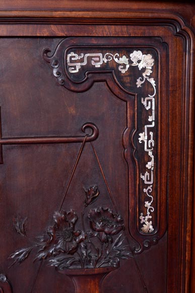 Petite armoire japonisante asymétrique à décor de vase fleuri suspendu et incrustations de nacre Petite armoire japonisante asymétrique à décor de vase fleuri suspendu et incrustations de nacre-11