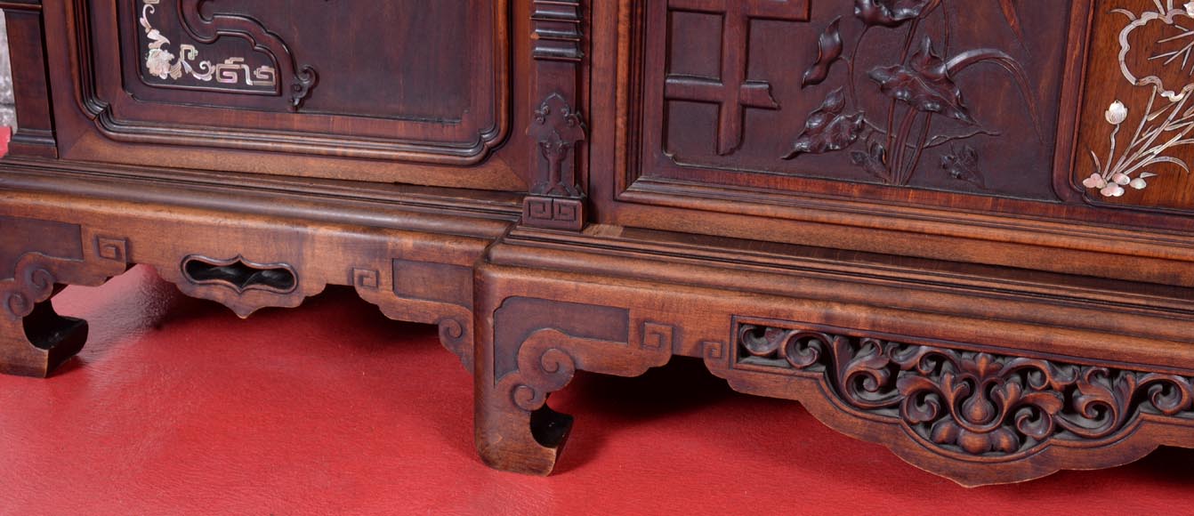 Petite armoire japonisante asymétrique à décor de vase fleuri suspendu et incrustations de nacre Petite armoire japonisante asymétrique à décor de vase fleuri suspendu et incrustations de nacre-12