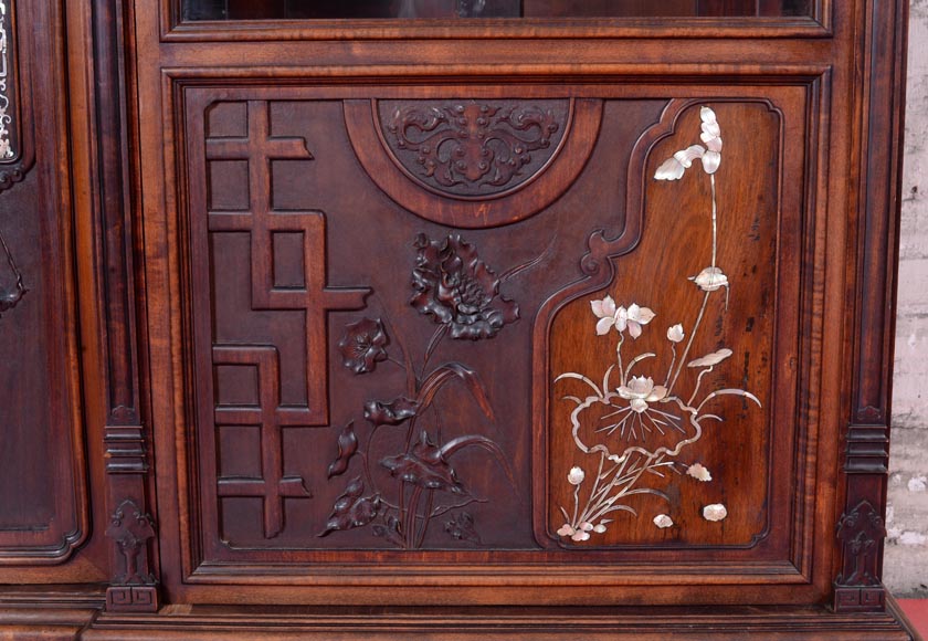 Petite armoire japonisante asymétrique à décor de vase fleuri suspendu et incrustations de nacre Petite armoire japonisante asymétrique à décor de vase fleuri suspendu et incrustations de nacre-13