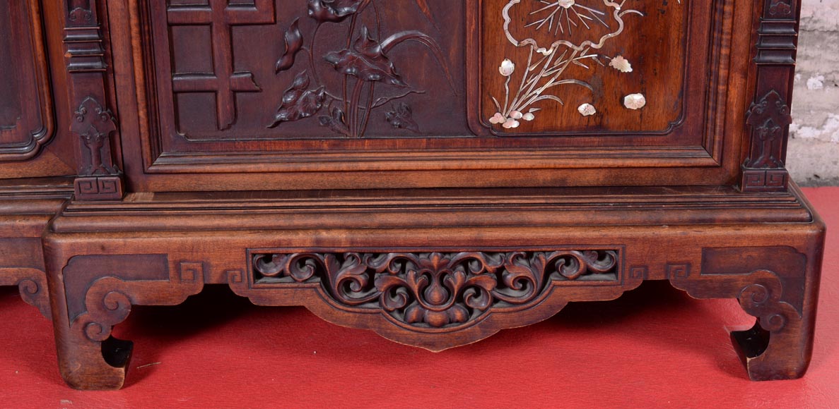 Petite armoire japonisante asymétrique à décor de vase fleuri suspendu et incrustations de nacre Petite armoire japonisante asymétrique à décor de vase fleuri suspendu et incrustations de nacre-14