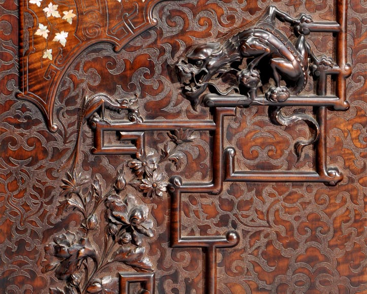 Meuble japonisant à décor sculpté et de marqueterie de nacre Meuble japonisant à décor sculpté et de marqueterie de nacre-2