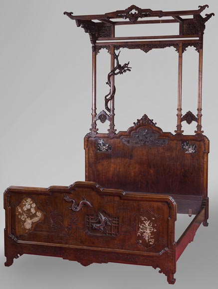 Lit japonisant à décor de marqueterie de nacre Lit japonisant à décor de marqueterie de nacre-0