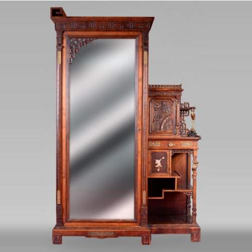 Gabriel VIARDOT (attribué à) - Armoire asymétrique à riche décor gravé et sculpté d'inspiration extrême orientale