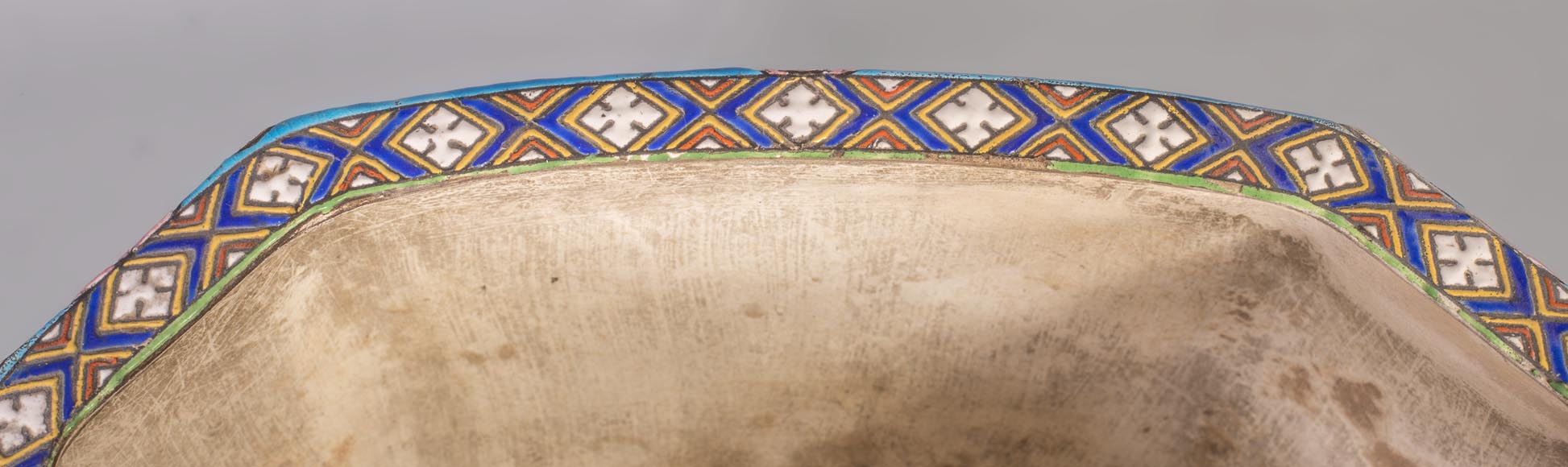 Cache-pot japonisant en faïence émaillée à décor en médaillons de scènes de vie animées Cache-pot japonisant en faïence émaillée à décor en médaillons de scènes de vie animées-2