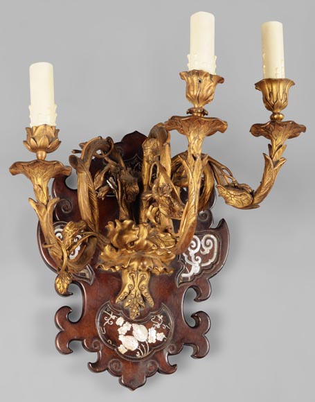 Applique japonisante en sycomore teinté, bronze doré et nacre Applique japonisante en sycomore teinté, bronze doré et nacre-0