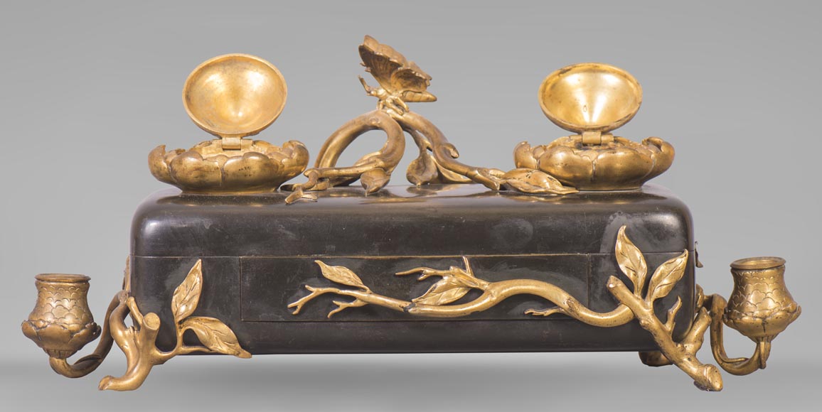 Frédéric-Eugène PIAT (modèle de) pour Maison Perrot (bronzier) - Elégant encrier japonisant à décor de papillon Frédéric-Eugène PIAT (modèle de) pour Maison Perrot (bronzier) - Elégant encrier japonisant à décor de papillon-1