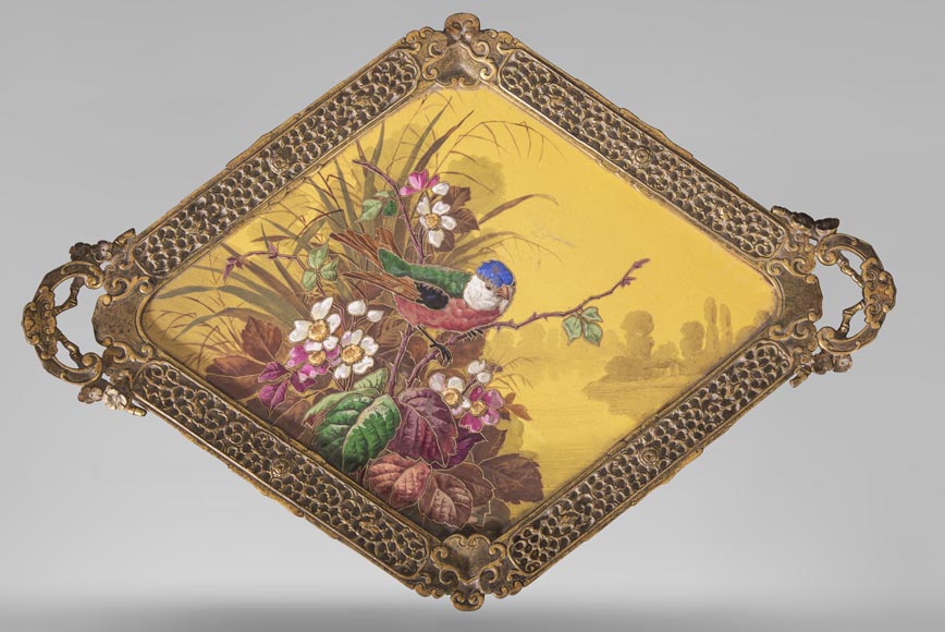 Plat en faïence à décor d'oiseau, monté en bronze Plat en faïence à décor d'oiseau, monté en bronze-0