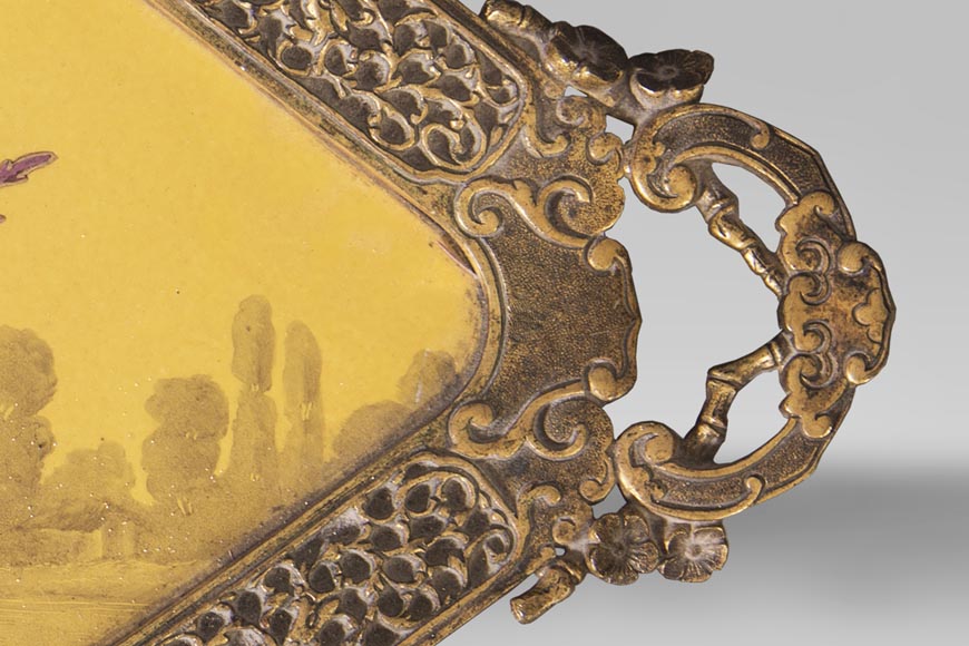 Plat en faïence à décor d'oiseau, monté en bronze Plat en faïence à décor d'oiseau, monté en bronze-2