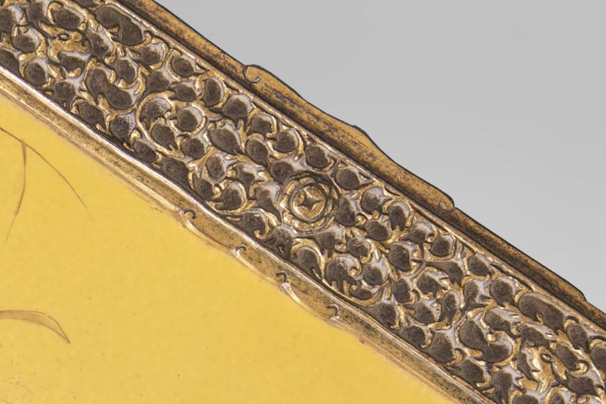 Plat en faïence à décor d'oiseau, monté en bronze Plat en faïence à décor d'oiseau, monté en bronze-3