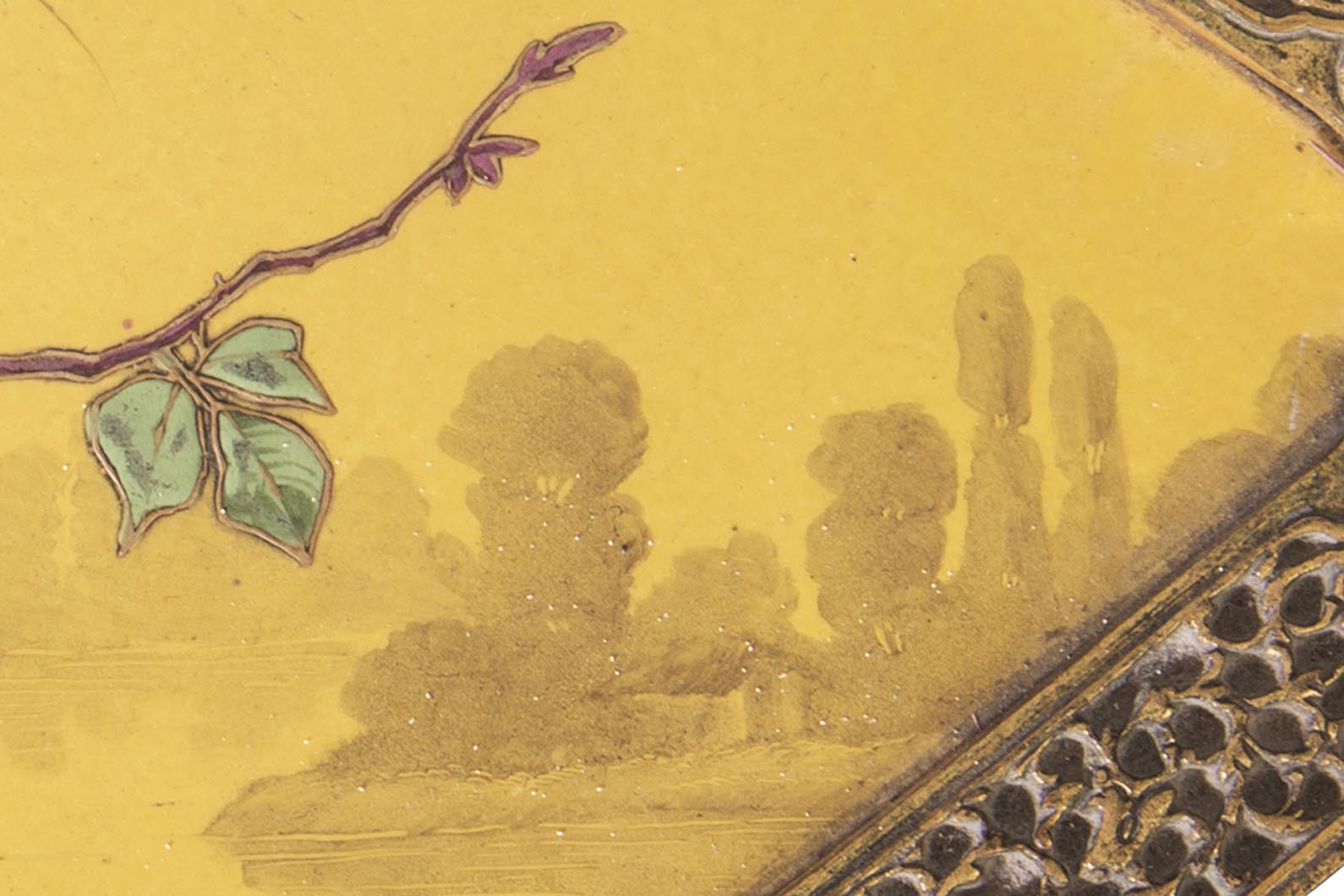 Plat en faïence à décor d'oiseau, monté en bronze Plat en faïence à décor d'oiseau, monté en bronze-4